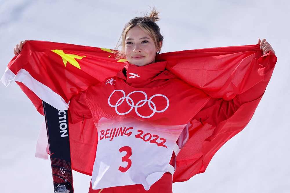 美中混血「滑雪公主」谷愛凌15日再為中國隊摘下一面銀牌。（湯森路透）