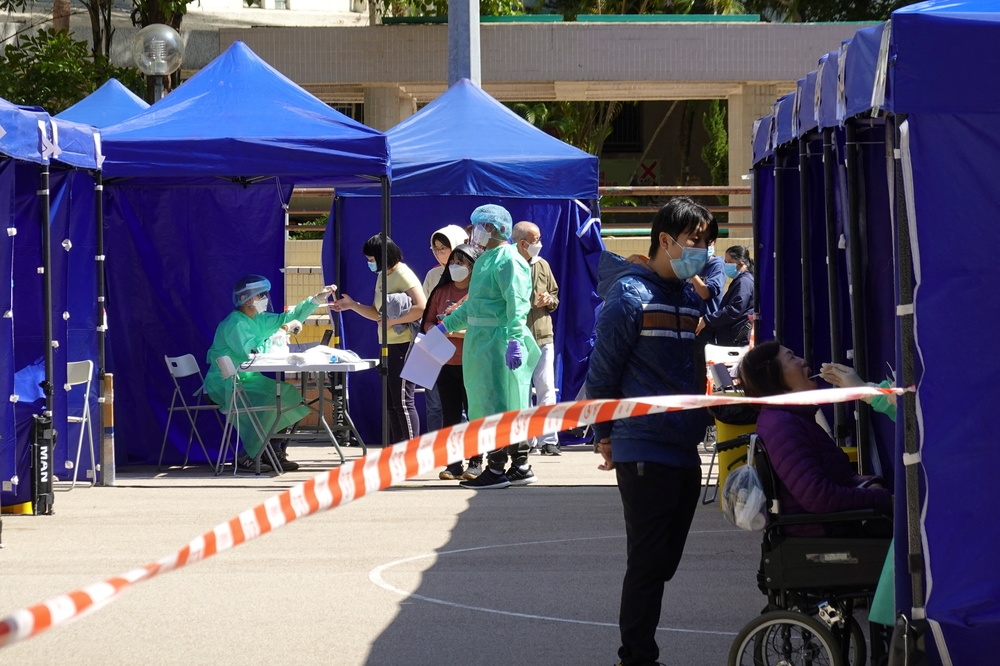 本地新冠肺炎疫情惡化，香港擴大居民核酸檢測。（湯森路透）