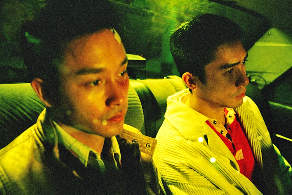 張國榮（左）與梁朝偉在《春光乍洩》中扮演一對戀人，被影迷視為最經典的同志銀幕情侶之一。（CATCHPLAY提供）