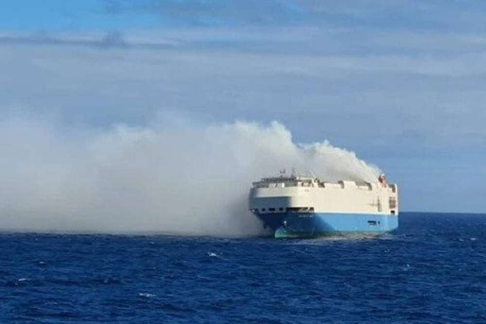 Felicity Ace在大西洋起火。（葡萄牙军方）(photo:UpMedia)