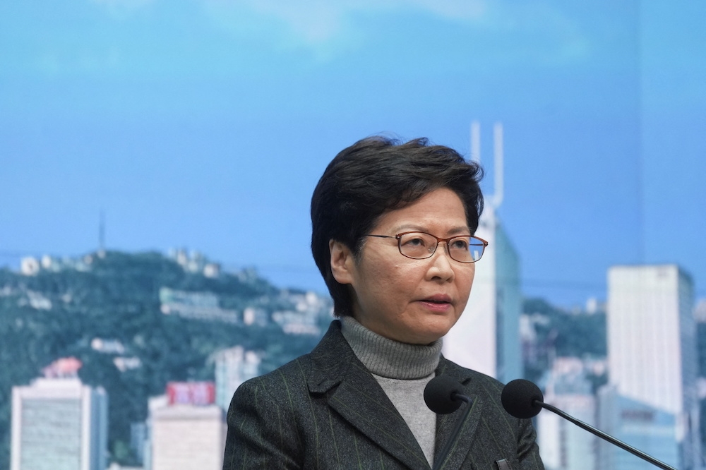 香港新冠疫情嚴峻，林鄭月娥宣布延後特首選舉。（湯森路透）