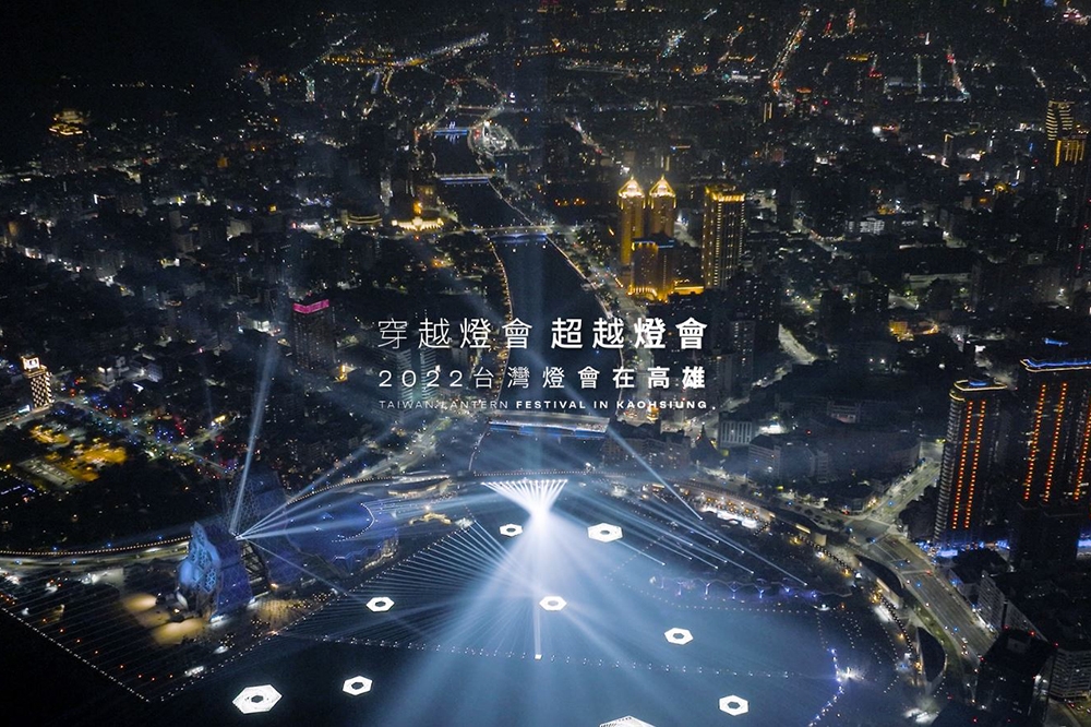 穿越燈會，超越燈會 「2022台灣燈會在高雄」閉幕倒數！以天使飛翔的眼睛再探燈會的美好。（高雄市政府提供）　