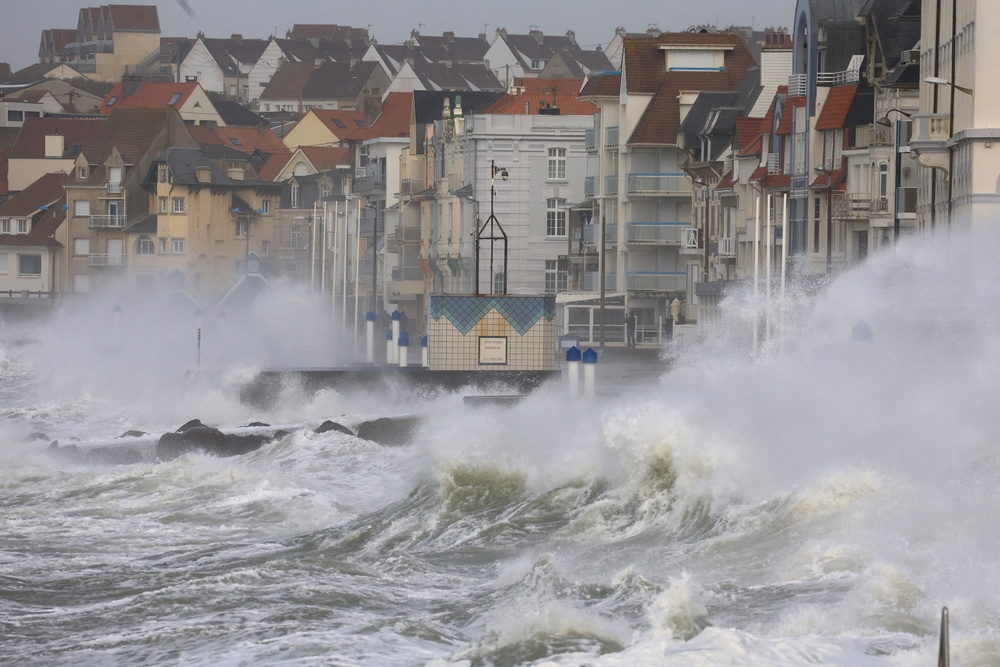 尤尼斯风暴夹带强风，产生大浪冲击英国与西欧多国。（汤森路透）(photo:UpMedia)