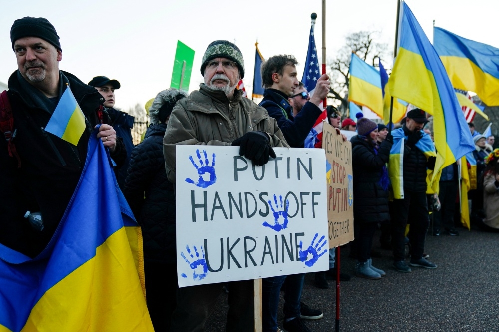 美國民眾在華盛頓示威聲援烏克蘭、譴責俄羅斯侵略意圖。（湯森路透）