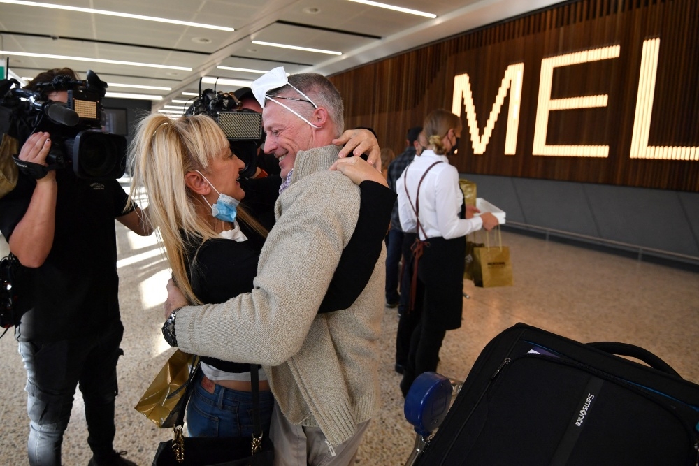 澳洲關閉國境長達2年，21日首批旅客飛抵澳洲，與澳洲親人喜悅團聚。（湯森路透）