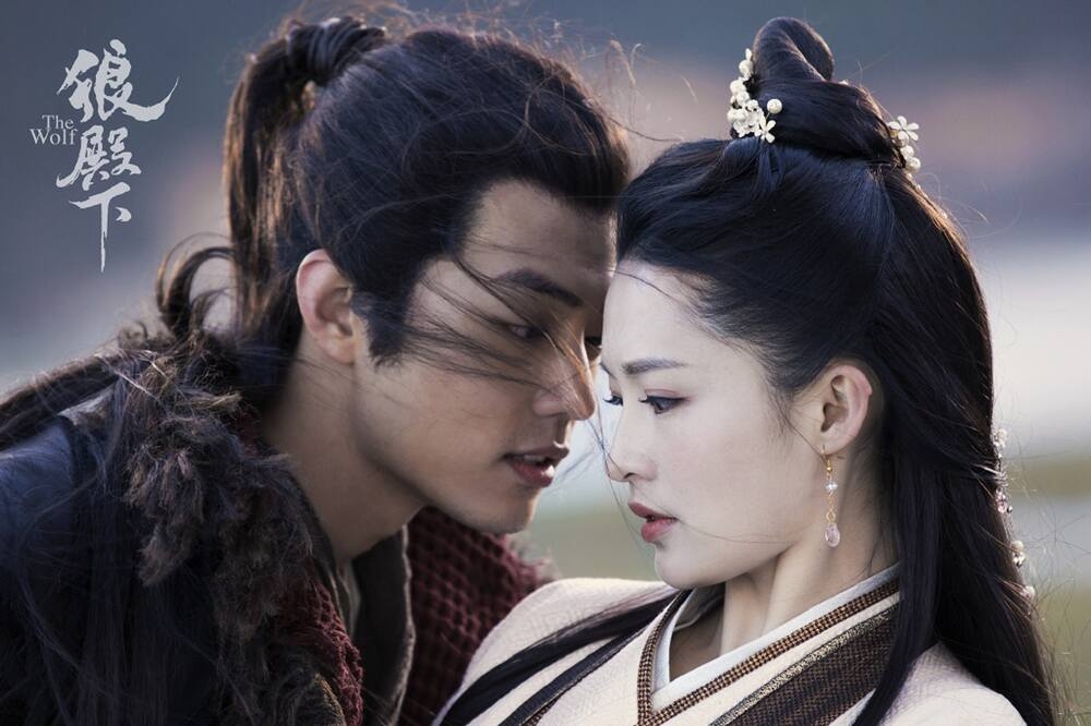 中國女星李沁（右）2020年與肖戰演出《狼殿下》後，兩人戀愛傳聞不斷，長相清秀的她人緣極佳，和男神楊洋、鄧倫都傳過緋聞。（取自狼殿下微博）