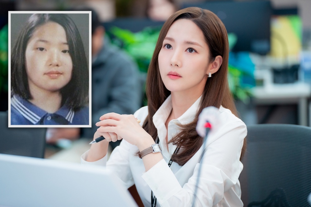 韓國女星朴敏英在《氣象廳的人們》中化身職場女強人，造型幹練俐落（大圖）。她是出了名的整形美女，未整形前的模樣（小圖）被放在網路瘋傳。（取自Netflix、網路）