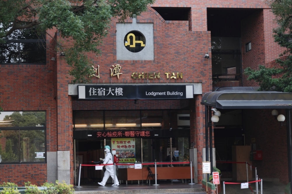 台北市24日新增1起本土個案是在台北市劍潭青年活動中心檢疫所服務的護理師。（資料照片／陳愷巨攝）