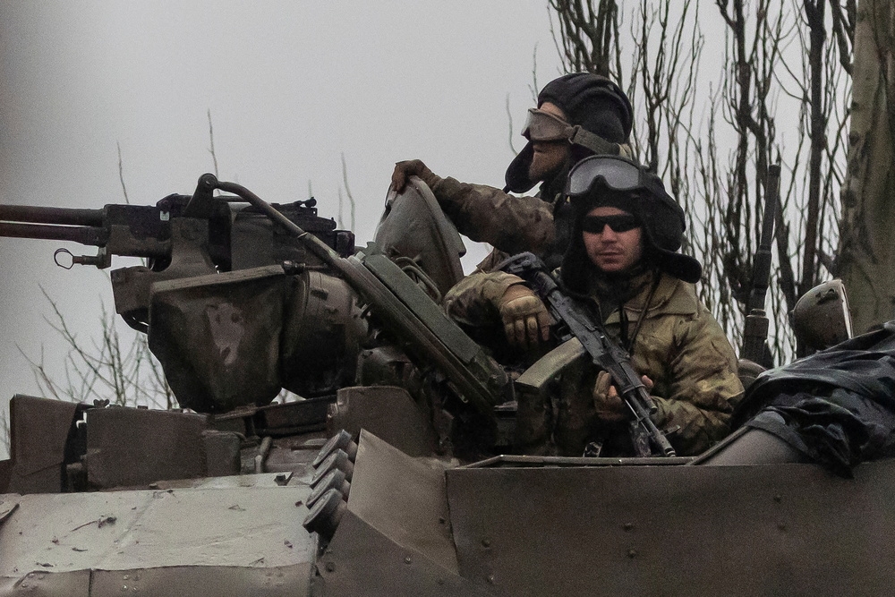 烏克蘭坦克部隊開赴東部邊界。（湯森路透）