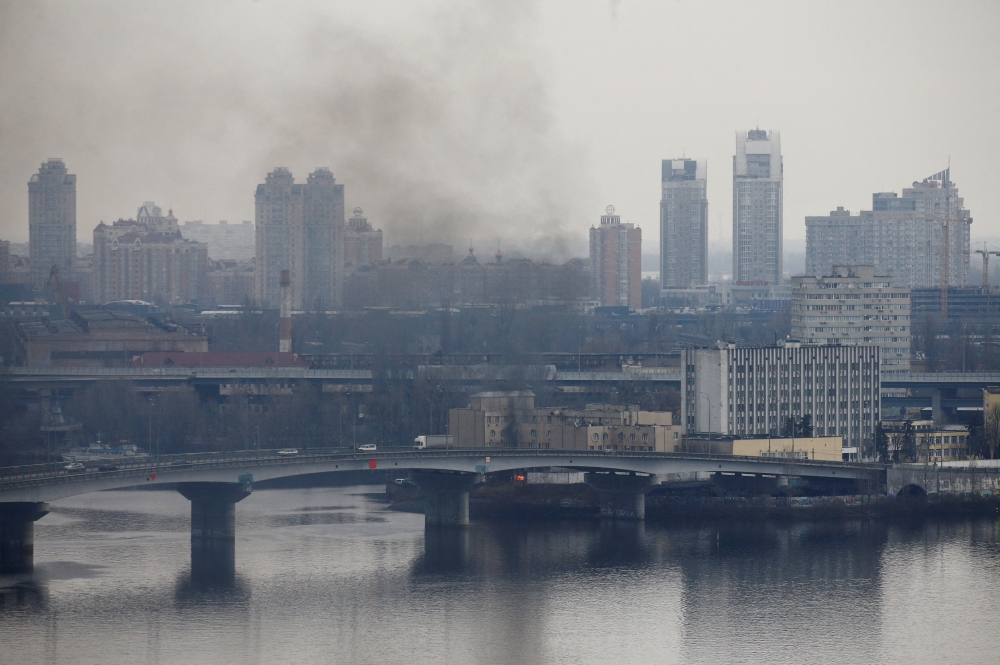 位於烏克蘭首都基輔的國防軍事單位24日遭到炮擊，不斷冒出烏黑濃煙。（湯森路透）