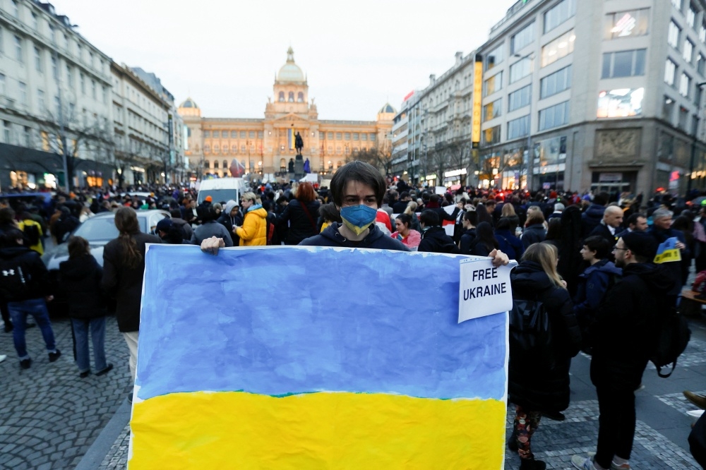 俄罗斯全面入侵乌克兰，各国爆发抗议、政府宣布撤侨。（汤森路透）(photo:UpMedia)