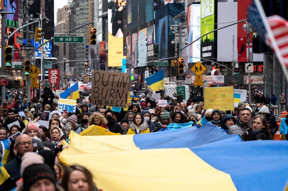 紐約時代廣場聚集大批民眾，反對俄羅斯入侵烏克蘭。（湯森路透）