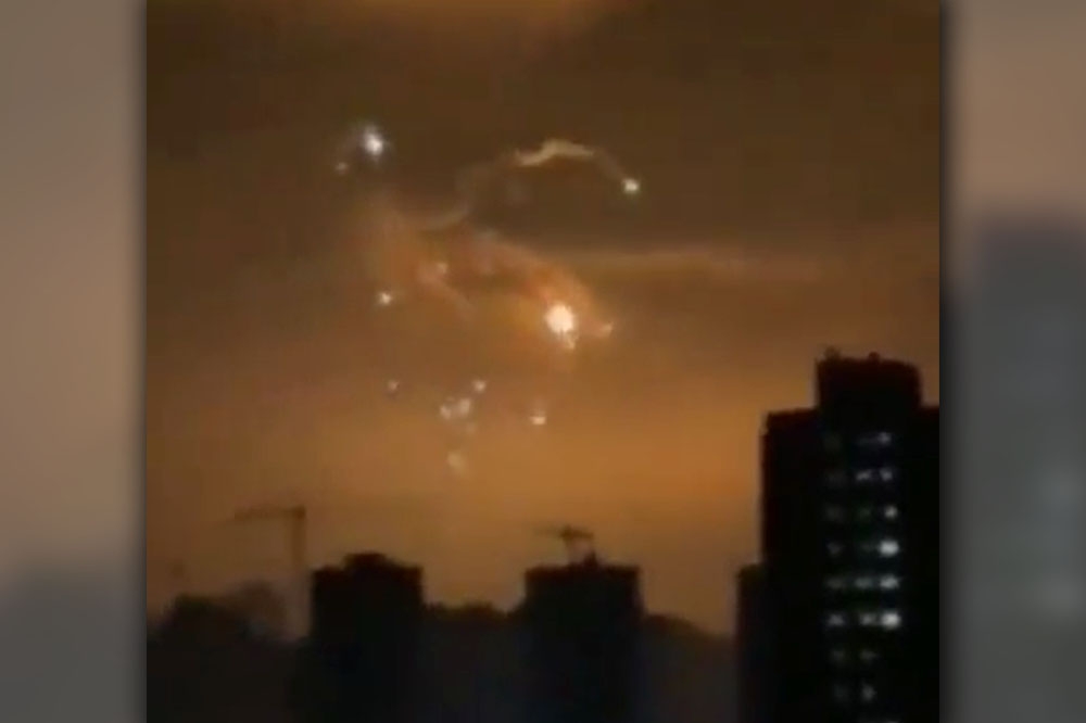 烏克蘭首都基輔窗外可見大量飛彈落下。（翻攝自烏克蘭政府軍推特）