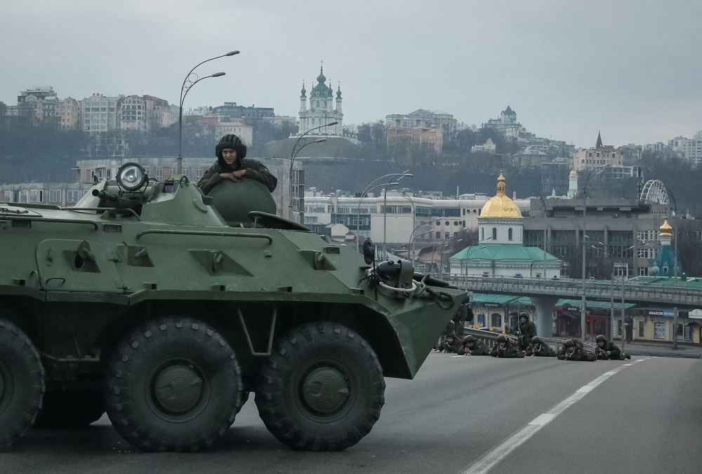 俄羅斯24日清晨入侵烏克蘭，48小時內部隊進入烏克蘭首都基輔市區，圖為烏克蘭國民衛隊25日在基輔市中心就戰鬥位置。（湯森路透）