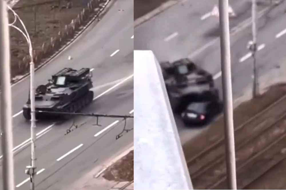 民眾拍下俄軍坦克進入基輔，輾壓轎車的影片。（翻攝自@推特grantstern）