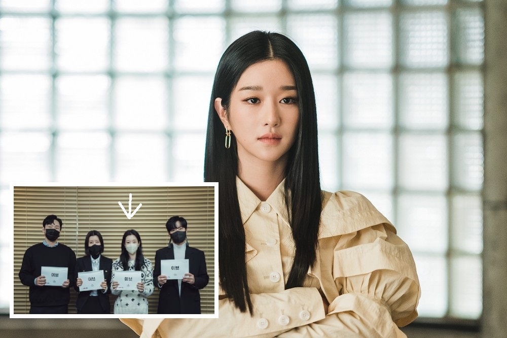 韓國女星徐睿知2020年演出《雖然是精神病但沒關係》爆紅，去年4月她的醜聞卻不斷爆出，時隔10個月她出席新戲《夏娃的醜聞》讀本會議（小圖右二），並在發出道歉信。（大圖取自Netflix、小圖翻攝自tvN）