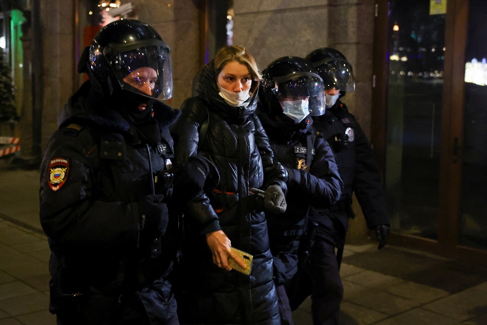 俄羅斯警察逮捕莫斯科街頭抗議民眾。（湯森路透）