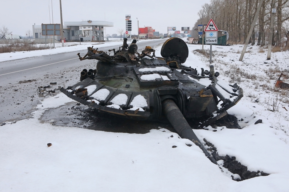 烏克蘭烏克蘭第二大城哈爾科夫街道邊被摧毀的坦克。（湯森路透）
