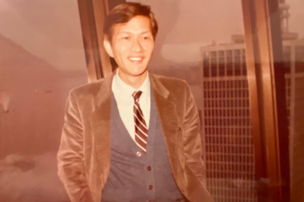 作者在1980年攝於中環富麗華酒店的旋轉餐廳，富麗華曾經是香港地標，後來拆卸了。（圖片由作者提供）