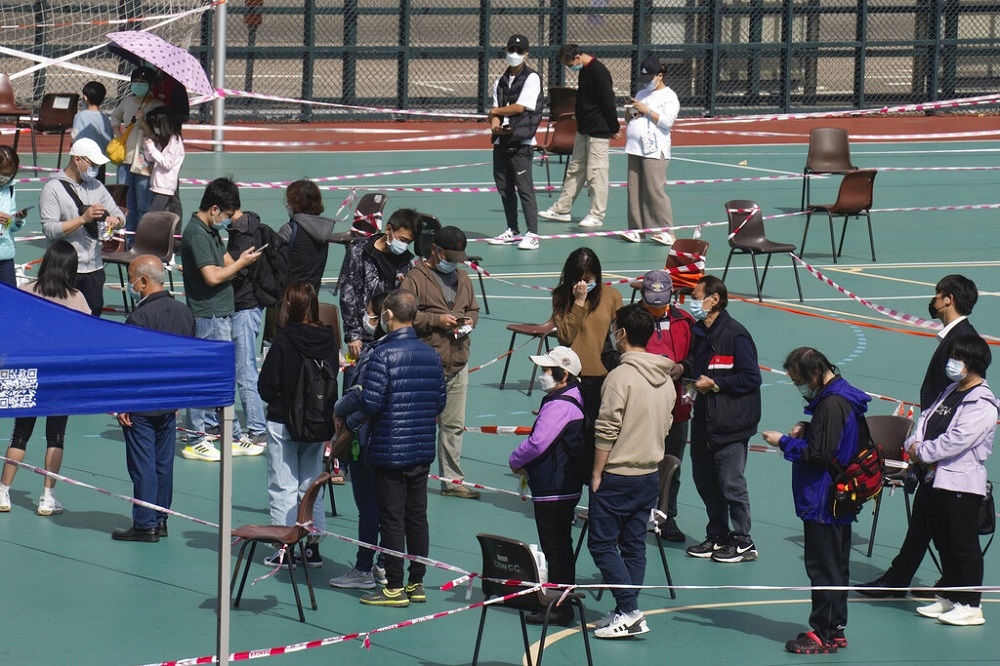香港新冠疫情升温，民众在检测站外排队。（美联社）(photo:UpMedia)
