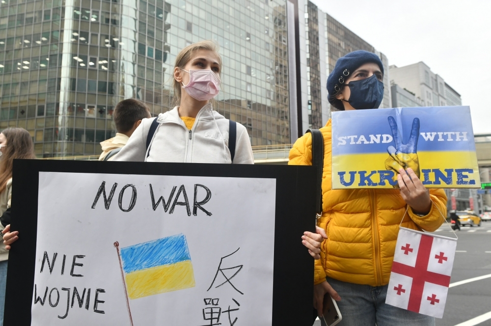 俄烏開戰，立法院朝野黨團1日也發聲明譴責俄羅斯違法動武。圖為日前在台斯拉夫人聲援烏克蘭。（資料照片／張哲偉攝）