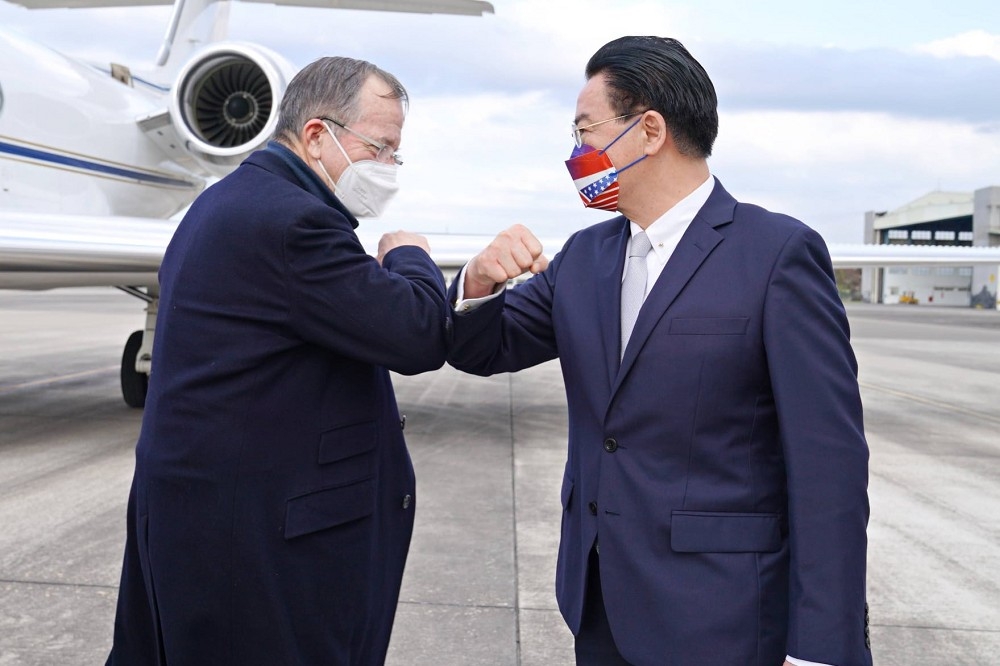 美國代表團1日下午抵台，外交部長吳釗燮前去機場迎接。（外交部提供）