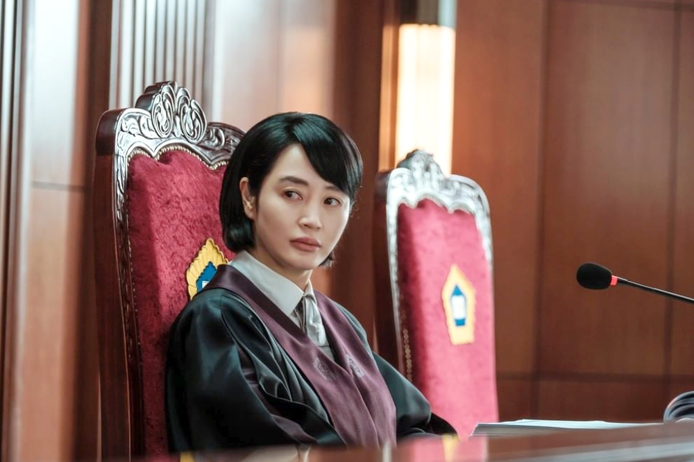 以神作《Signal信號》廣為人知的韓國影后金惠秀，在《少年法庭》飾演因為一起意外而封閉內心的法官，審案時沒血沒淚，其實卻比任何人都在乎真相，很多細微表情與眼神，值得細細品味。（取自Netflix）