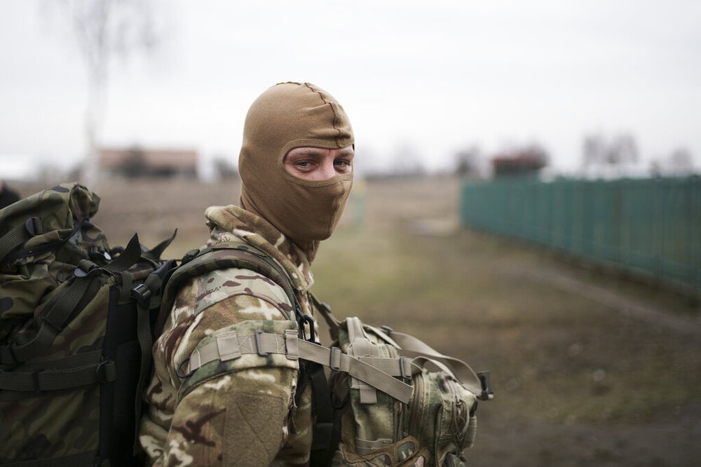 從波蘭走陸路入境烏克蘭，準備加入外籍兵團的男子。（美聯社）