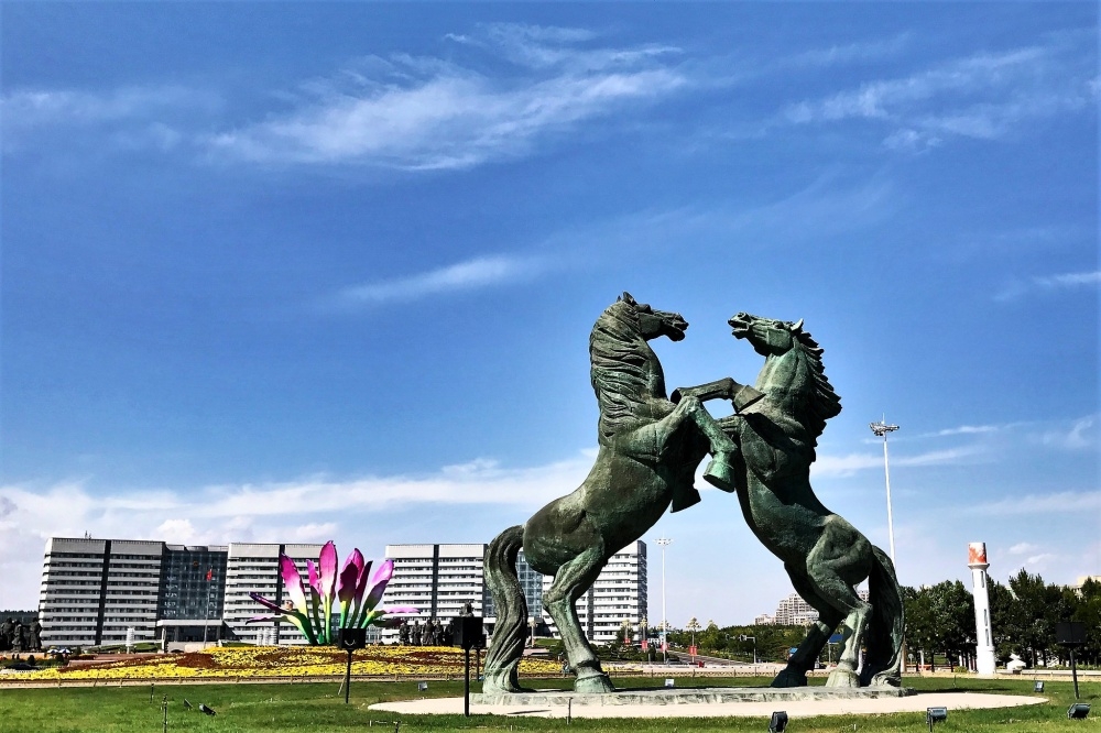 中國內蒙古自治區鄂爾多斯市康巴什新區富麗堂皇、建築格局宏大，卻幾無居民。（授權條款：CC BY-NC-SA 2.0 作者：Juha Uitto）