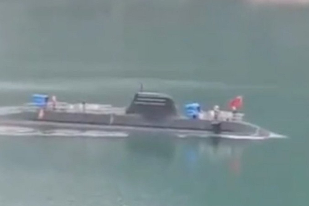 中國最新的潛艦設計近日意外曝光，畫面在社群媒體瘋傳。（圖片取自H I Sutton@CovertShores推特） 