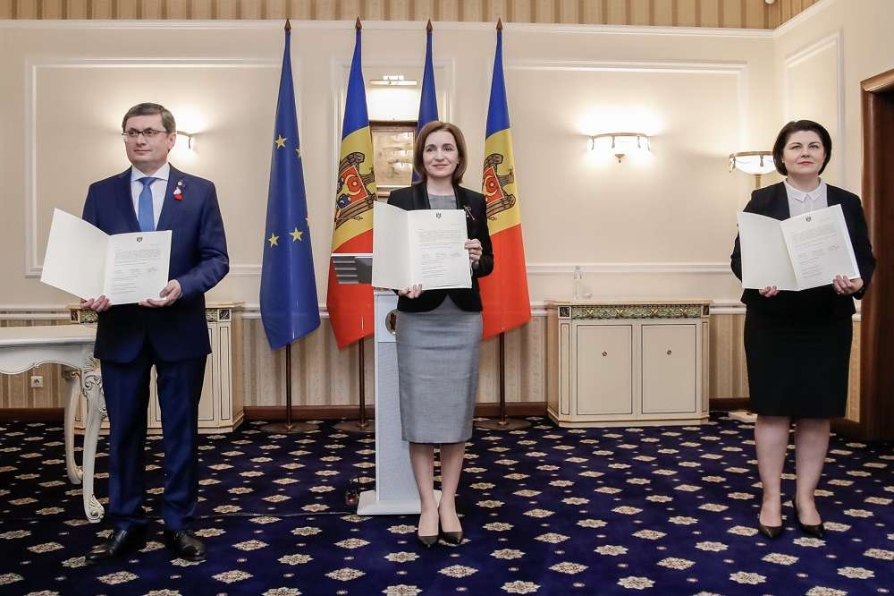 摩爾多瓦總統、國會議長與總理簽署歐盟申請書。（摩爾多瓦總統推特）