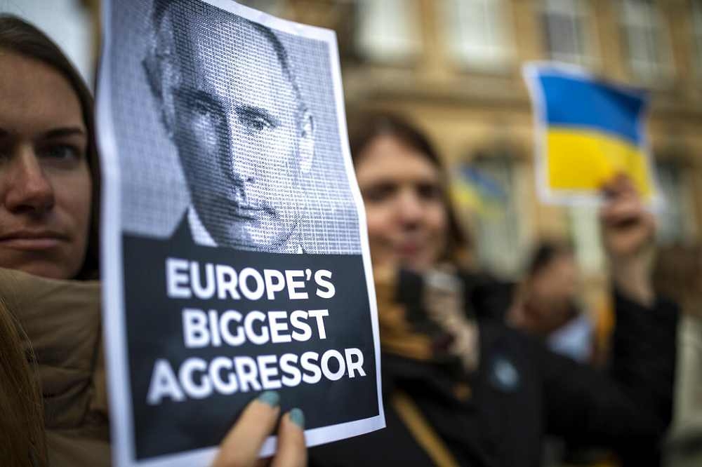各國民眾紛紛走上街頭，譴責俄羅斯武力入侵烏克蘭。圖為立陶宛的示威民眾。（美聯社）