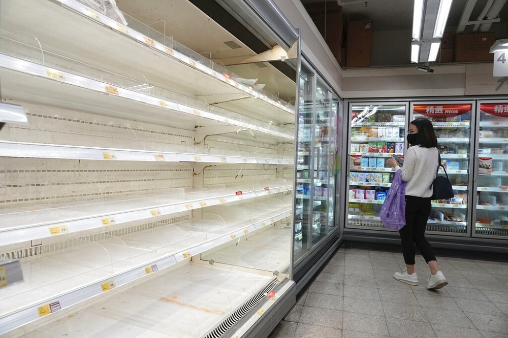 香港超市爆發搶購潮。（美聯社）
