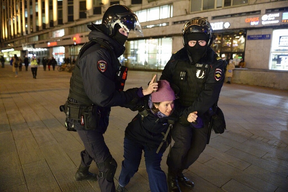 俄羅斯民眾抗議戰爭遭警方逮捕。（美聯社）