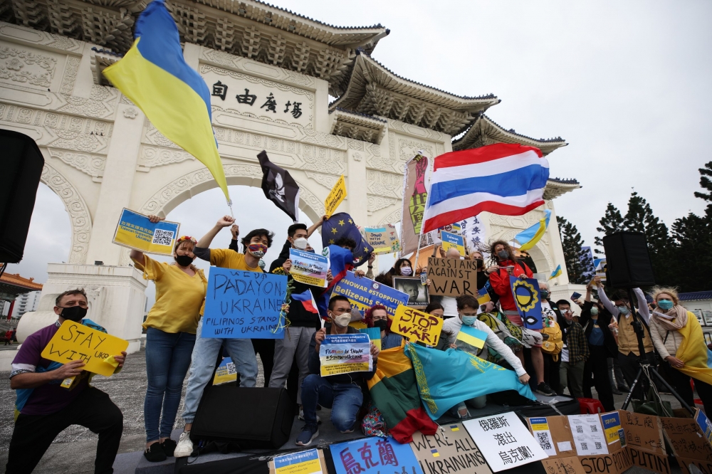 民團在自由廣場6日舉辦台灣聲援烏克蘭集會，不少民眾舉著藍黃色的烏克蘭國旗跟反戰標語到場支持。（陳愷巨攝）
