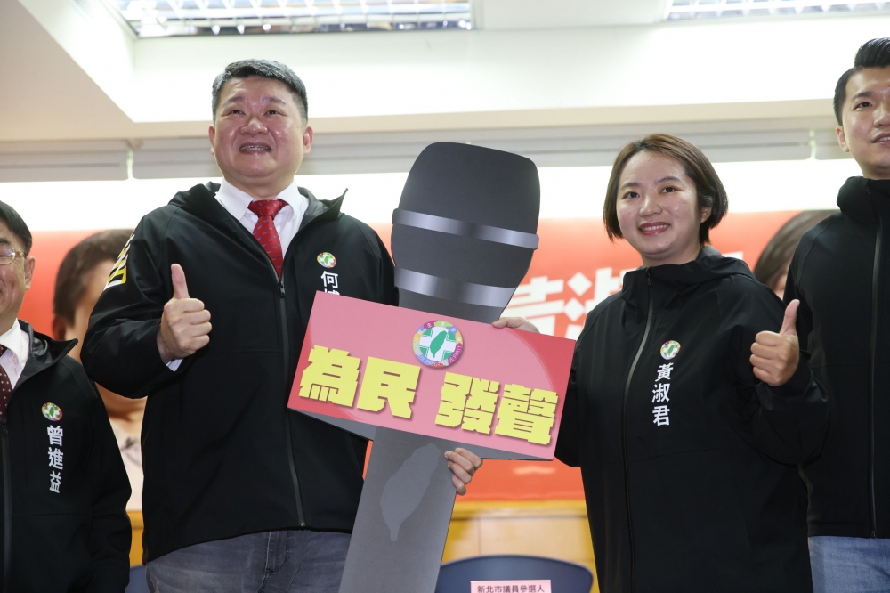 民進黨新北市黨主席何博文（左）宣布不競選連任議員，將交棒給自己的辦公室主任黃淑君。（陳愷巨攝）