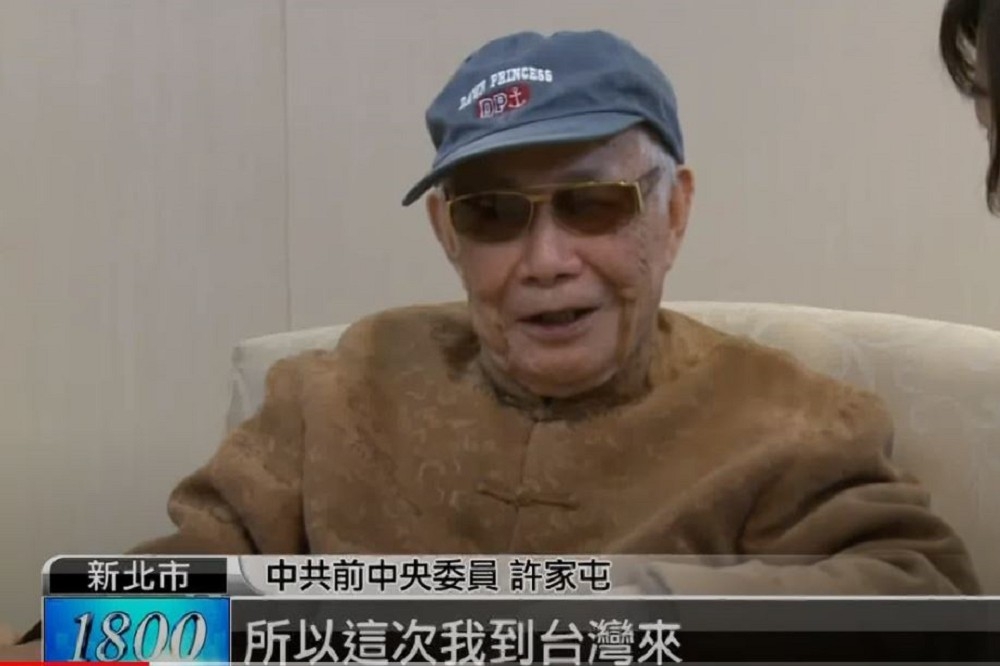 許家屯晚年來到台灣，接受媒體訪問，談到往事以及大陸政局和家鄉都透露出濃濃的鄉愁。（圖片摘自UDN TV）