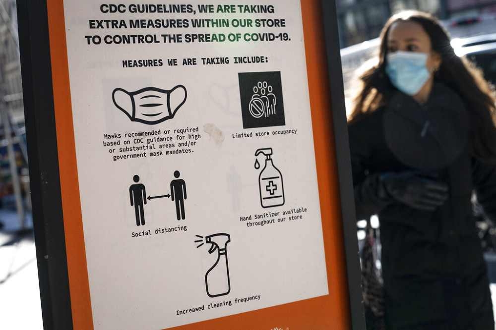 纽约市曼哈顿苏活区（SoHo）的看板，提醒路人各项防疫措施。（美联社）(photo:UpMedia)