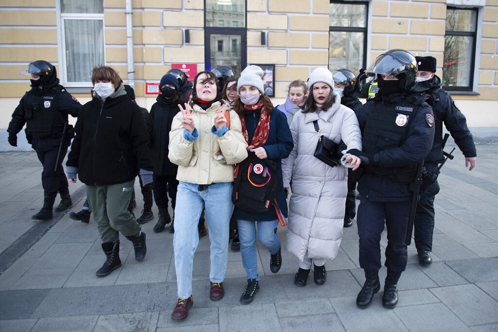 俄羅斯民眾抗議戰爭遭警方逮捕。（美聯社）