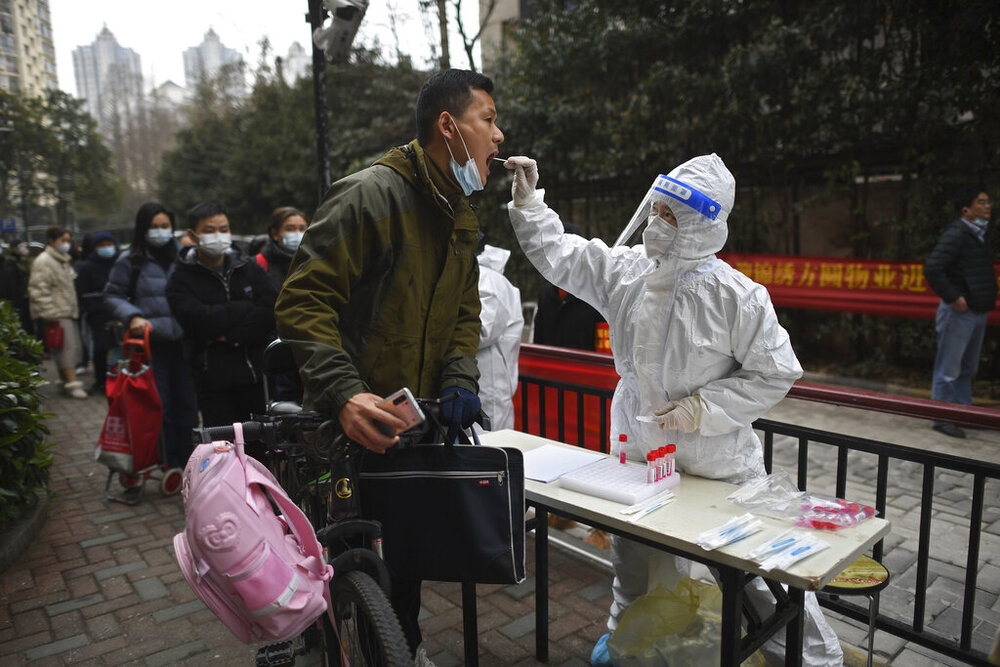 北京防疫人員替民眾進行核酸檢測。（美聯社）