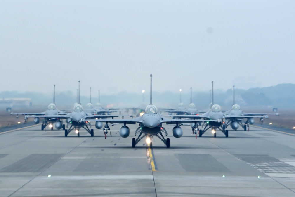 據《紐約時報》報導指稱，美方考慮把原訂售台灣的F-16戰機先給波蘭使用，對此我國防部回應，一切按排程執行。圖為我空軍F-16V戰機進行演訓任務。（資料照片／張哲偉攝）