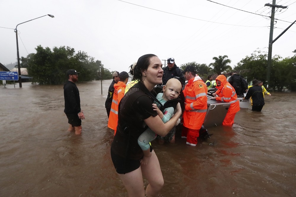 因暴雨強襲，澳洲遭遇數十年來最嚴重洪災，民眾緊急逃生。（美聯社）