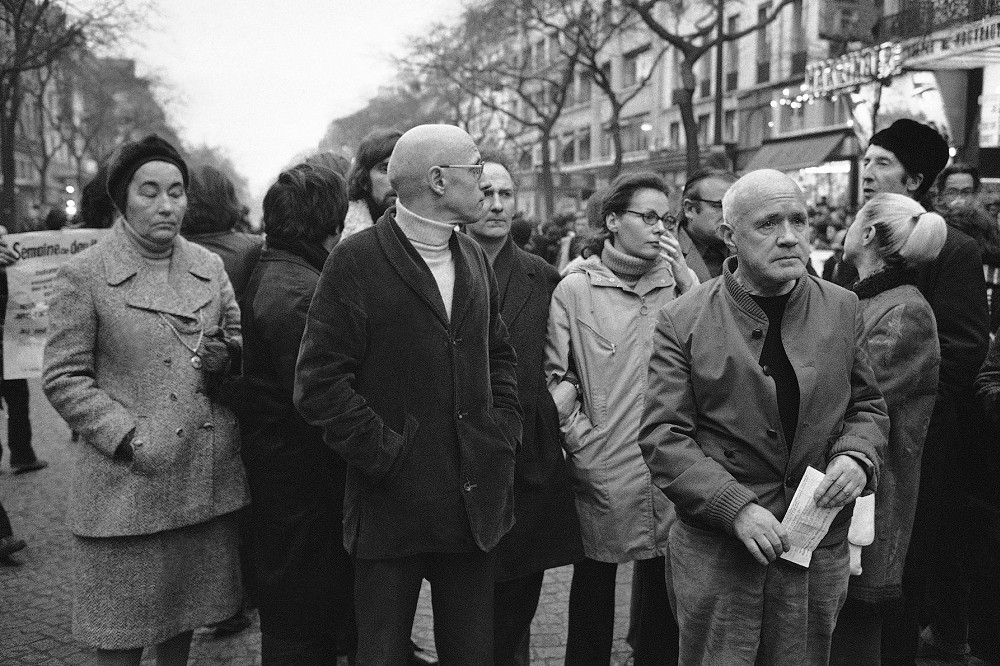 法蘭西學院教授杜梅齊勒（Georges Dumézil）曾形容傅柯（中）「戴著面具，而且一直在換」是個多重面向的複雜人物。（1972年在法國領導罷工的傅柯／美聯社）