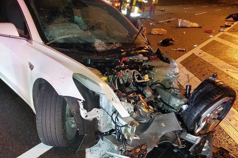 肇事特斯拉車頭幾乎全毀，所幸駕駛僅左手受傷、沒有生命危險。（擷取自記者爆料網臉書）