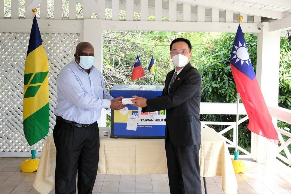 我國駐聖文森大使藍夏禮（右）贈交AZ疫苗給聖文森衛生部長卜瑞斯（左）。（外交部提供）