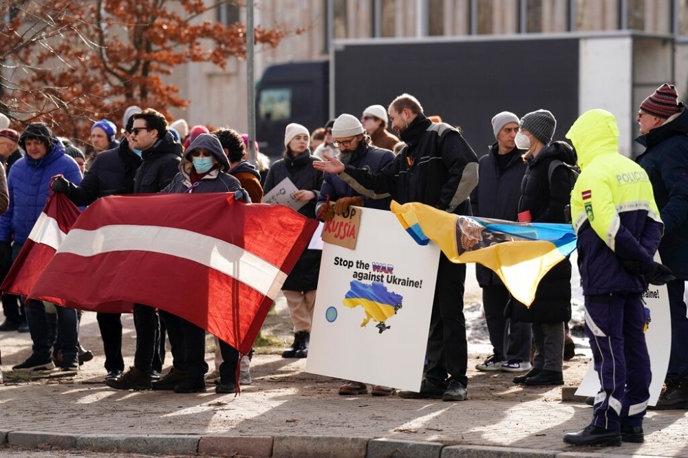 波罗的海国家拉脱维亚寻求摆脱依赖俄罗斯天然气的替代来源。图为在首都里加俄罗斯大使馆前声援乌克兰的拉脱维亚民众。（美联社）(photo:UpMedia)