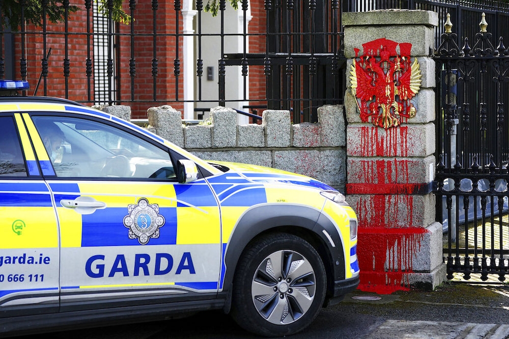 俄罗斯入侵乌克兰后，俄驻爱尔兰大使馆大门遭泼红色油漆。（美联社）(photo:UpMedia)