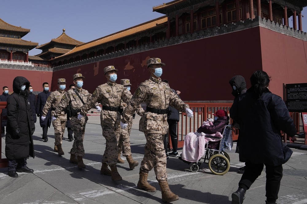 中國經濟發展趨緩下，兩會上仍宣布編列1.45兆人民幣國防預算，增長7.1%。圖為北京紫禁城武警。（美聯社）
