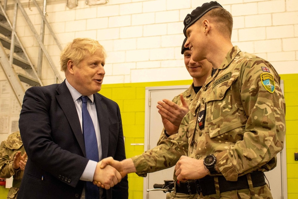 英國首相強森（左）拜訪陸軍基地。（圖片取自英國陸軍）