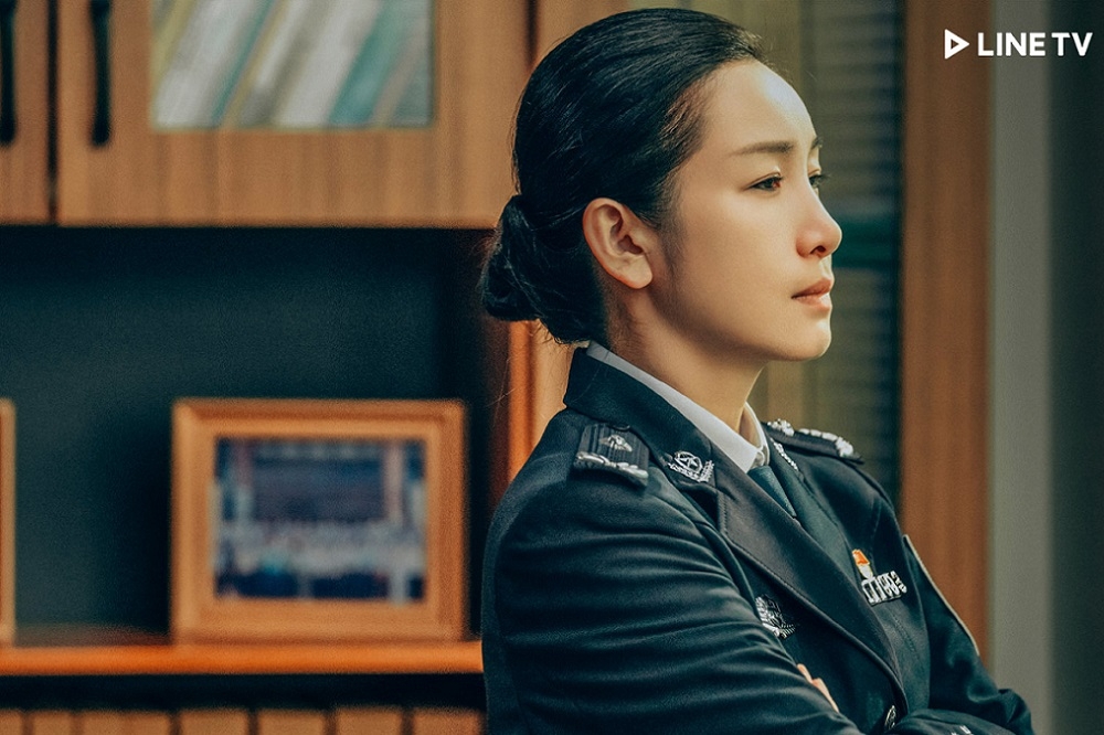 曾獲金馬影后的中國女星秦海璐，近日在懸疑新劇《獵罪圖鑑》演活冷峻理性、眼神犀利的警察局長，獲得網友一致稱讚。（LINE TV提供）